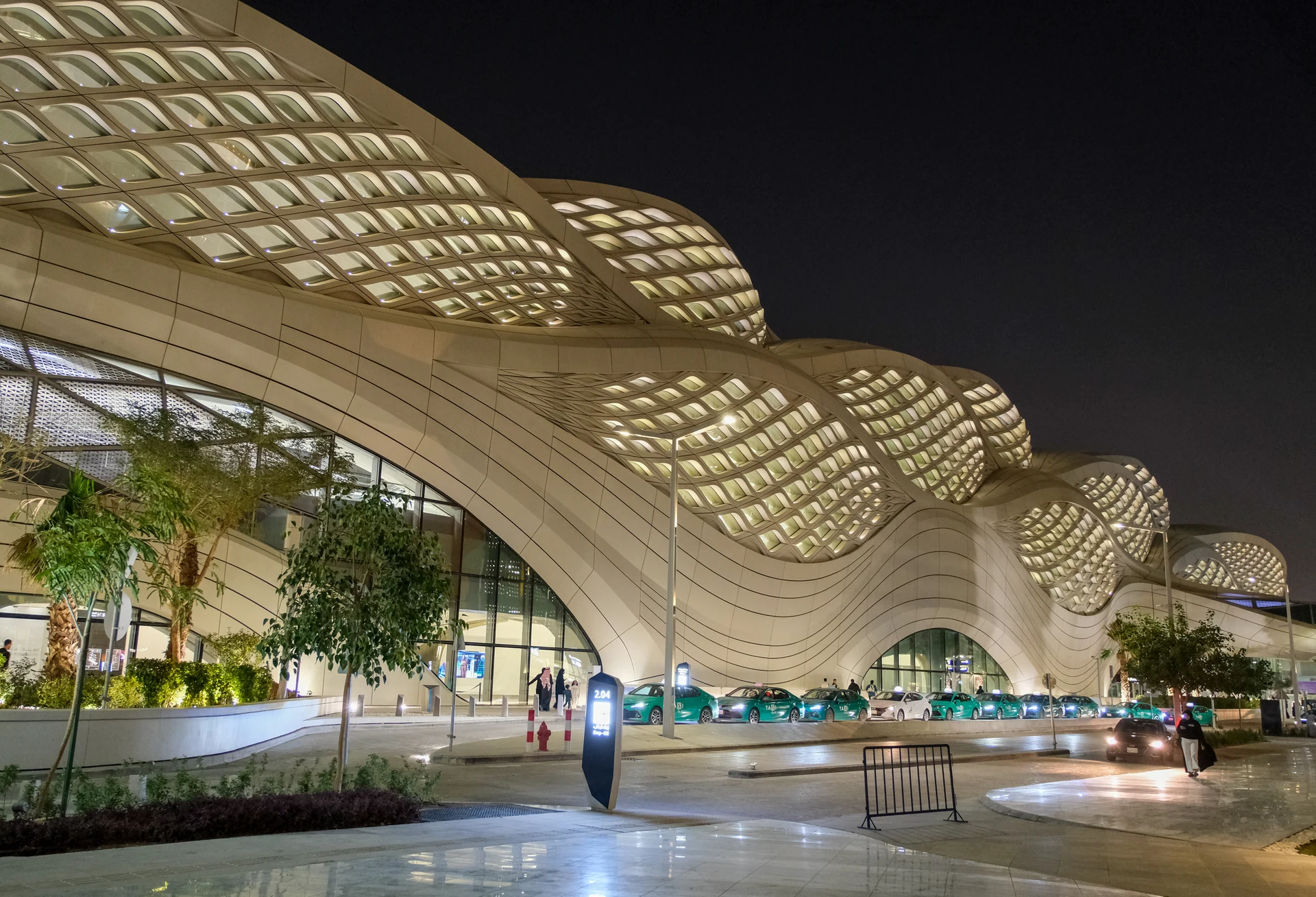 التصميم المعماري لمحطة كافد بالرياض ليلًا