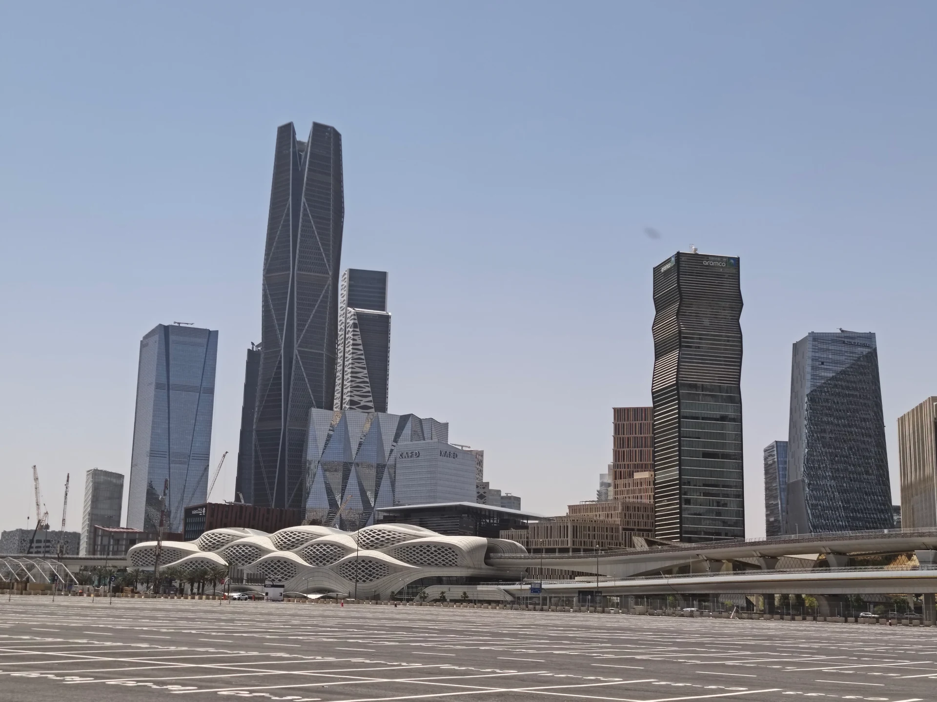 أبراج كافد ومحطة المترو بالرياض نهارًا